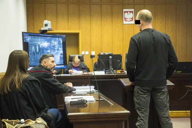 Co widać na nagraniu ataku nożem na Nowym Świecie? Sąd odtworzył szokujący materiał