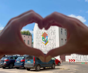 Hospicjum Kolory i ich mural na kamienicy w Lesznie