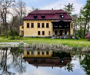 Jedno z najpiękniejszych miast w Małopolsce leży obok Krakowa. Zachwyca zabytkowym dworem