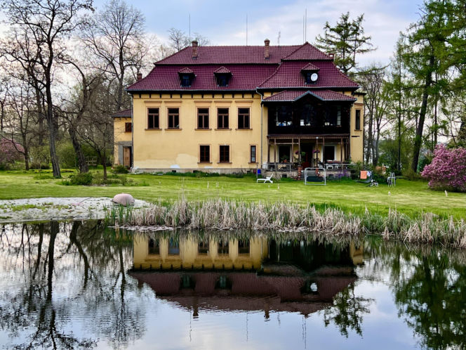 Jedno z najpiękniejszych miast w Małopolsce leży obok Krakowa. Zachwyca zabytkowym dworem