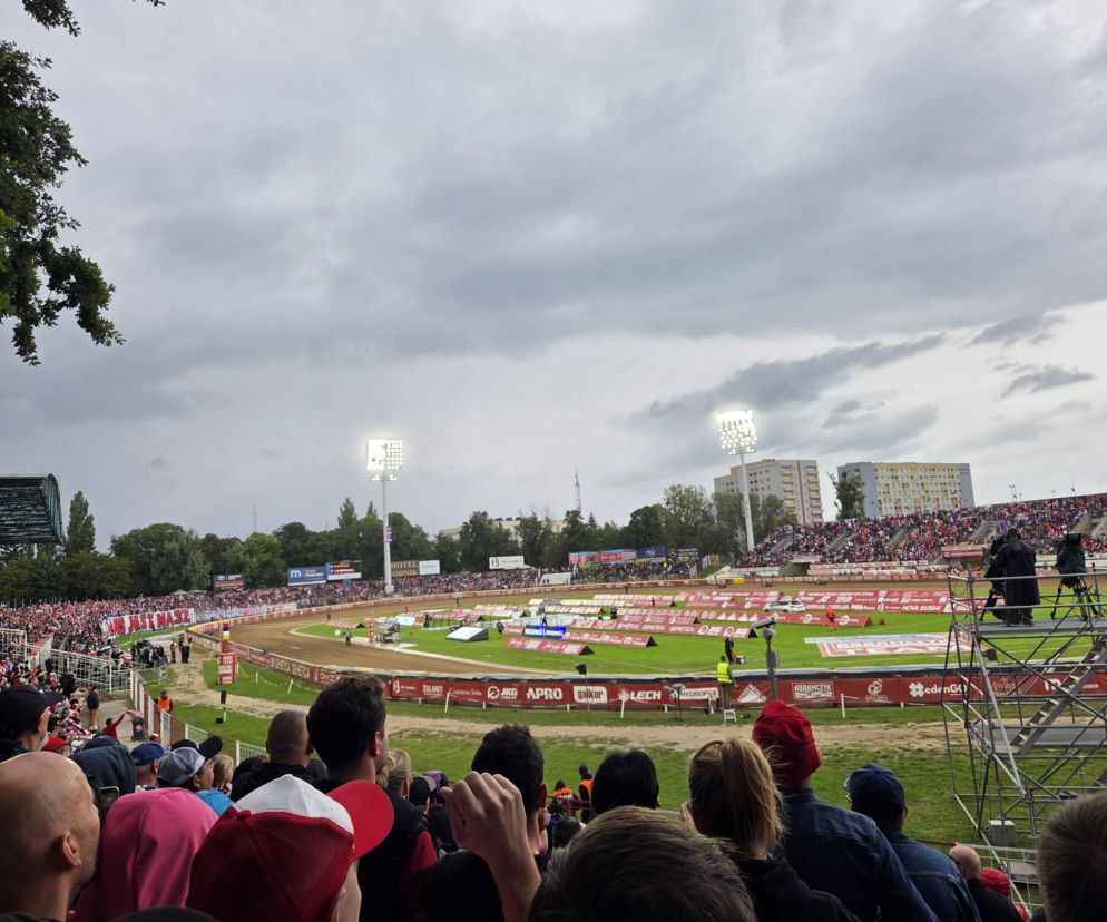 Kibice na stadionie w Bydgoszczy podczas meczu Abramczyk Polonii. O awansie do Ekstraligi przeczytasz na SE.