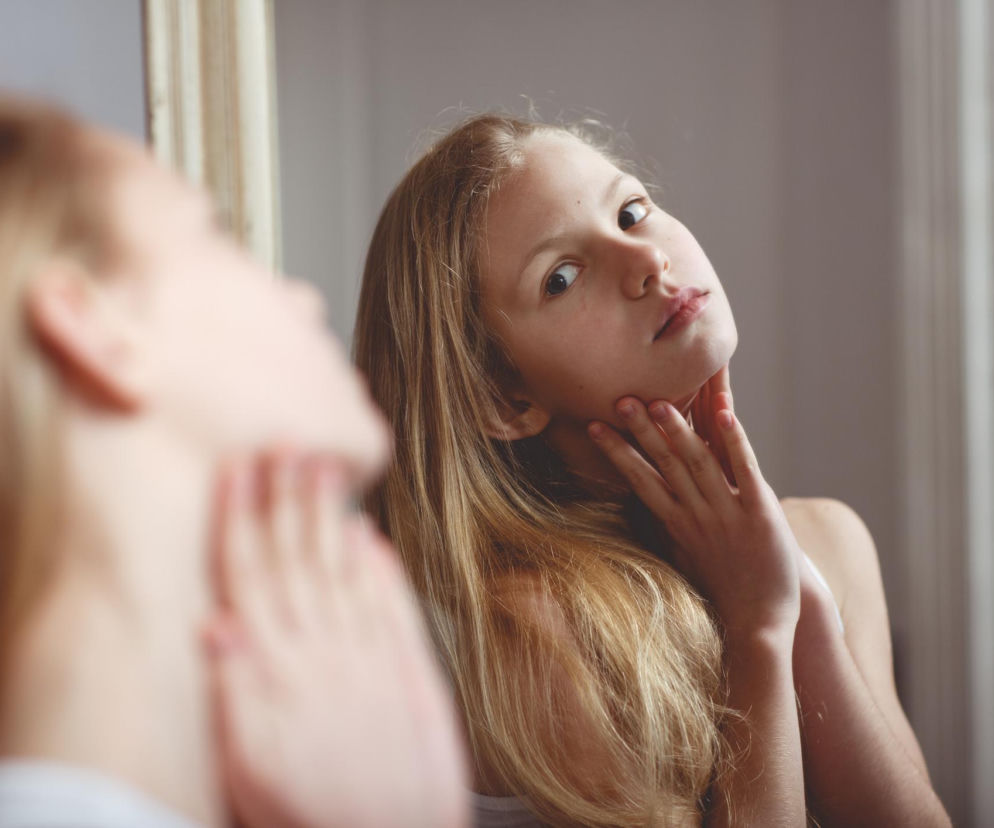 Body checking to nowa obsesja w sieci. Jak ją rozpoznać u dziecka?