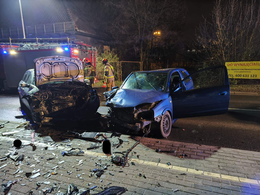 Czołowe zdarzenie dwóch samochodów na ul. Artyleryjskiej w Bydgoszczy! [ZDJĘCIA]