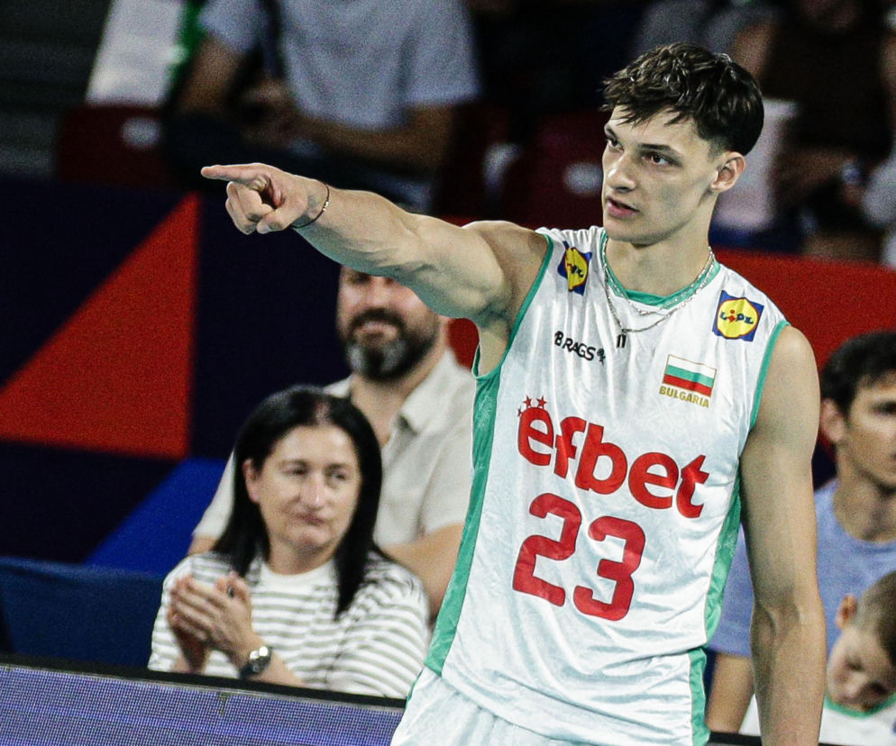 Siatkarz Aleksandar Nikołow w koszulce reprezentacji Bułgarii wskazuje palcem cel. O meczu z Polską czytaj w SE Supersport.