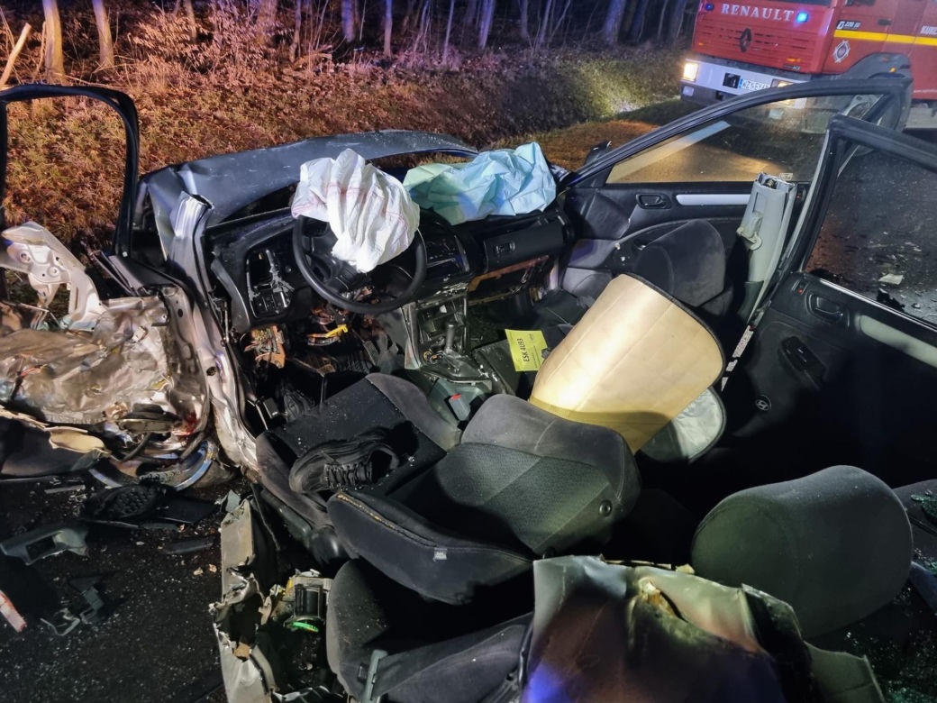 Ranni zakleszczeni w roztrzaskanym wraku. Koszmar na drodze pod Żyrardowem