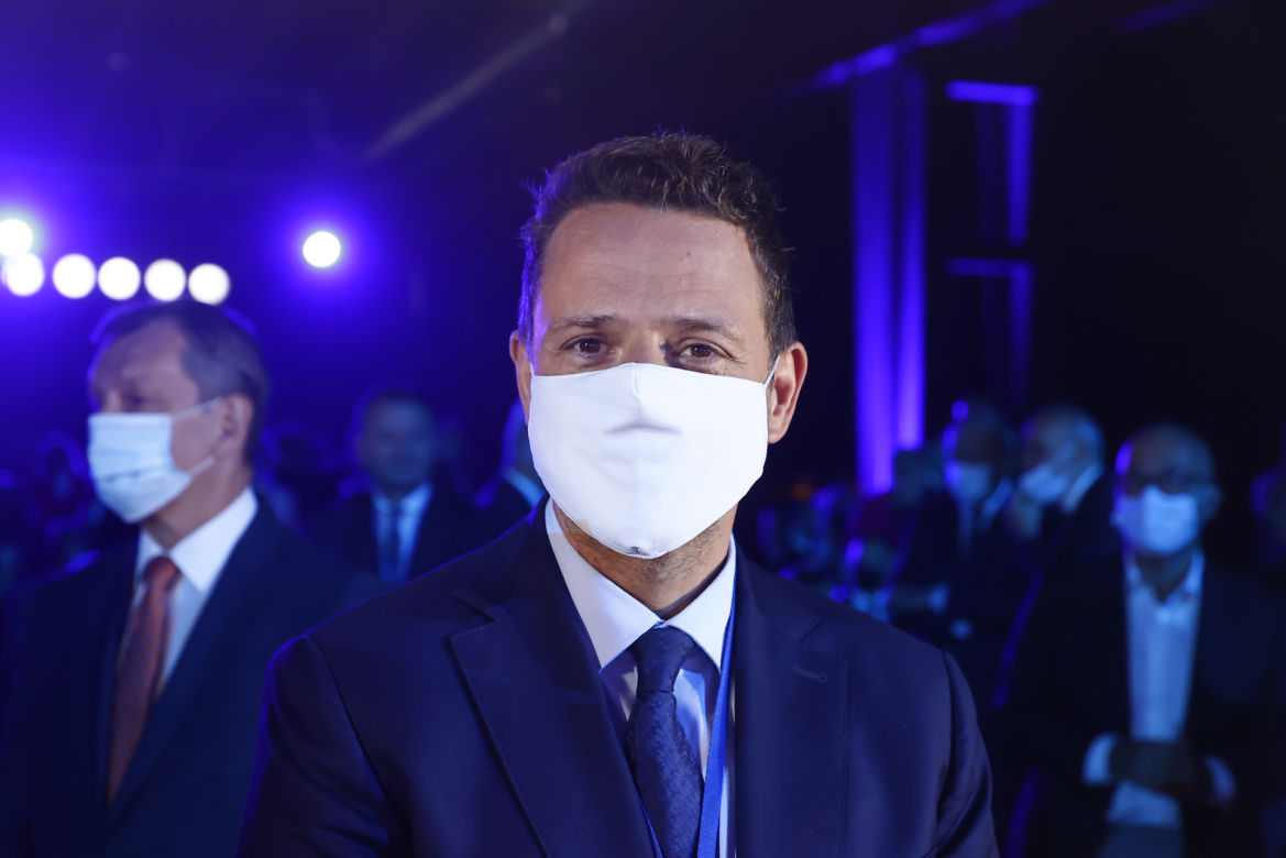 Prezydent Rafał Trzaskowski jedyny na sali w maseczce 