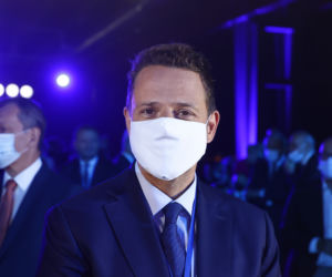 Prezydent Rafał Trzaskowski jedyny na sali w maseczce 