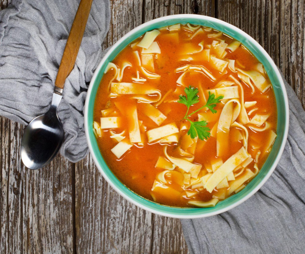 Klasyczna pomidorowa, ale lepsza – jeden składnik podkręca jej smak bez wysiłku