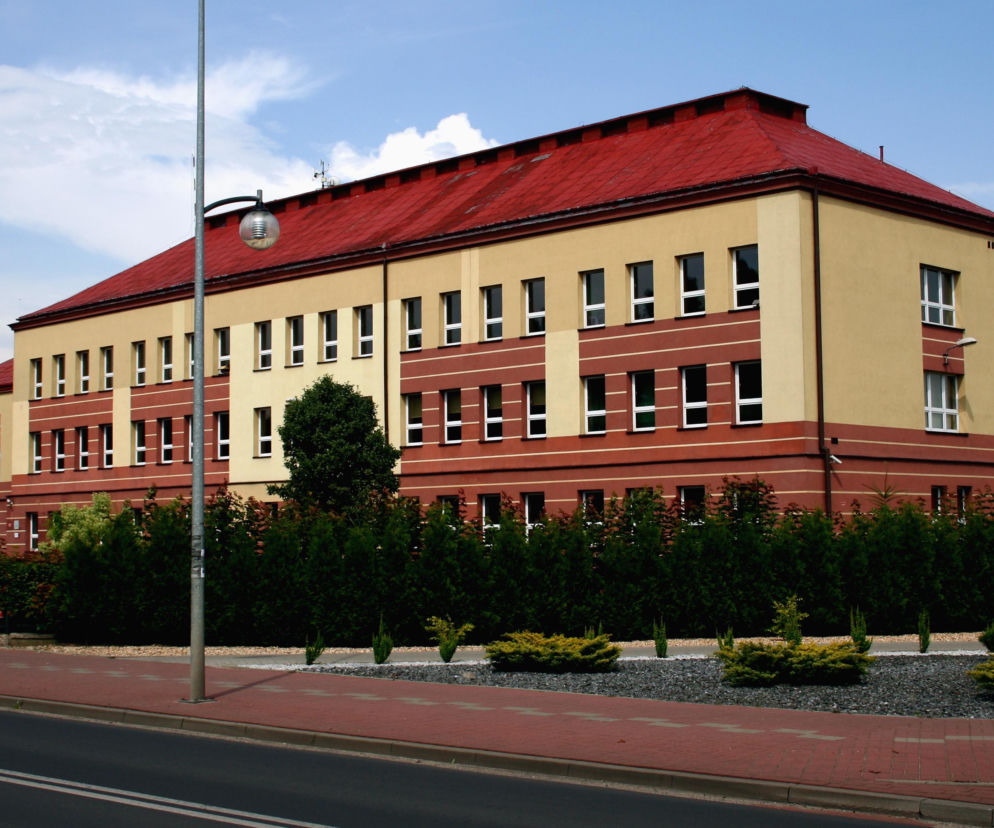 Budynek szkoły w Blachowni z czerwoną elewacją i dachem. O historii tego miasta przeczytasz na Eska Śląskie.