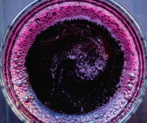 Działa prozdrowotnie na mózg i serce, szczególnie dla osób po 50. Ten sok kupisz wszędzie