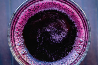 Działa prozdrowotnie na mózg i serce, szczególnie dla osób po 50. Ten sok kupisz wszędzie