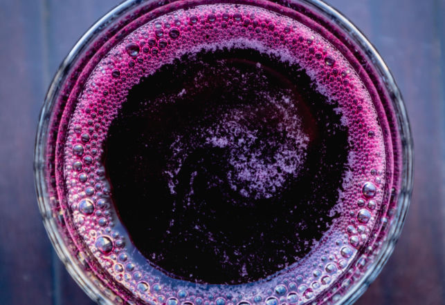 Działa prozdrowotnie na mózg i serce, szczególnie dla osób po 50. Ten sok kupisz wszędzie