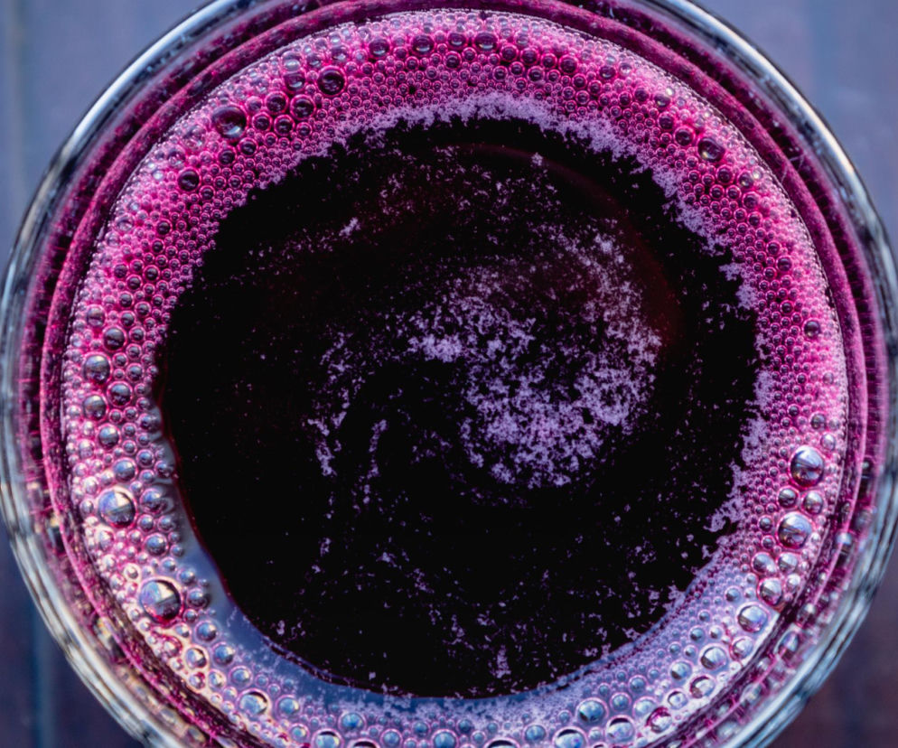 Działa prozdrowotnie na mózg i serce, szczególnie dla osób po 50. Ten sok kupisz wszędzie