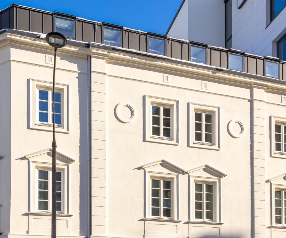 Jasna elewacja wyremontowanej kamienicy Karola Mintera z ozdobnymi gzymsami. O renowacji zabytku przeczytasz w Architektura.