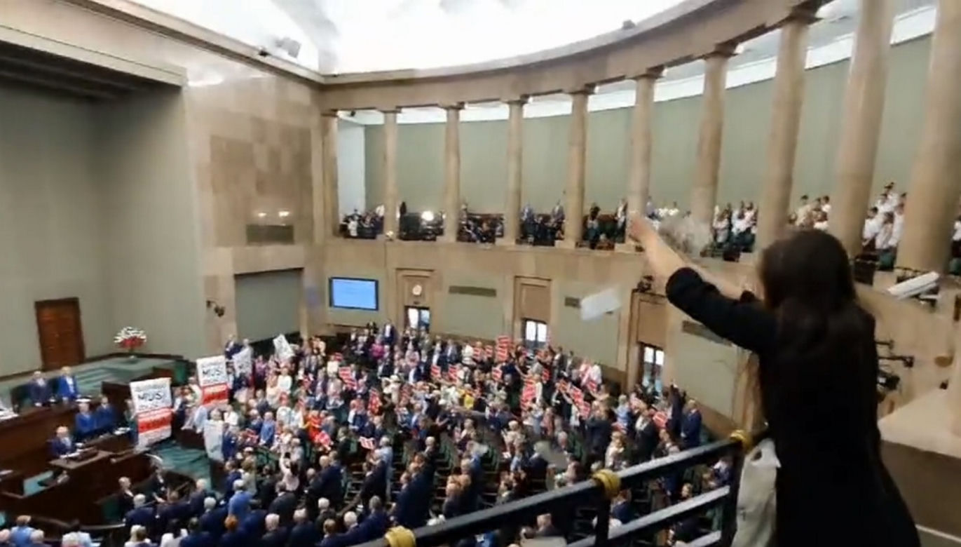 Klaudia Jachira rzuca pieniędzmi w Sejmie