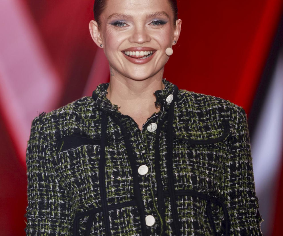 Uśmiechnięta piosenkarka Margaret w ciemnozielonej marynarce. O jej odejściu z The Voice of Poland przeczytasz na Eska.