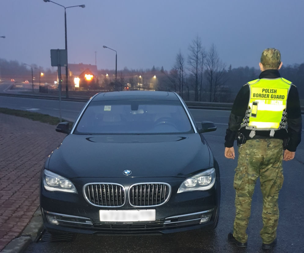 Luksusowe BMW serii 7 odzyskane na granicy. Samochód został skradziony na terytorium Rosji