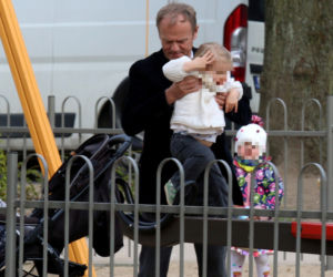 Donald Tusk z wnuczka na placu zabaw