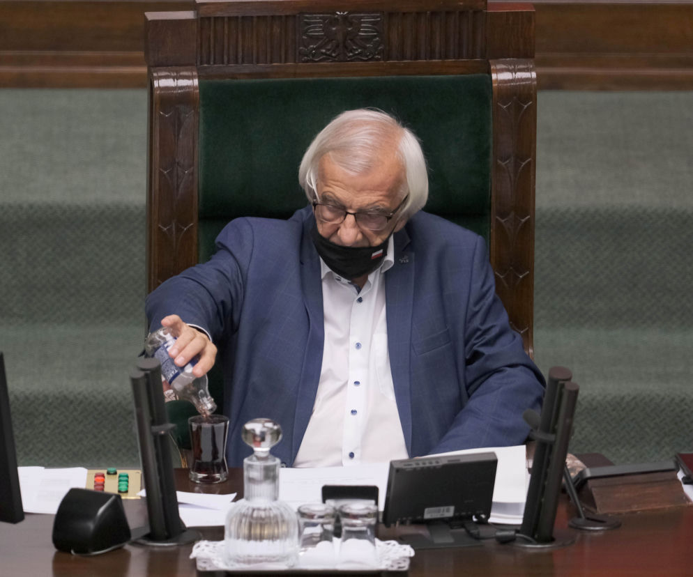 Tak maseczkę w Sejmie nosił Ryszard Terlecki. Teraz ma koronawirusa