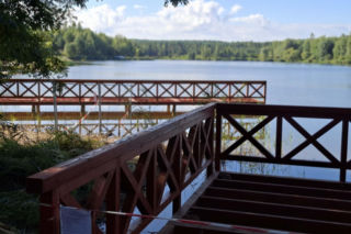 Zmiany nad zalewem Piachy w Starachowicach. Powstają tu nowoczesne pomosty i strefa dla kamperów