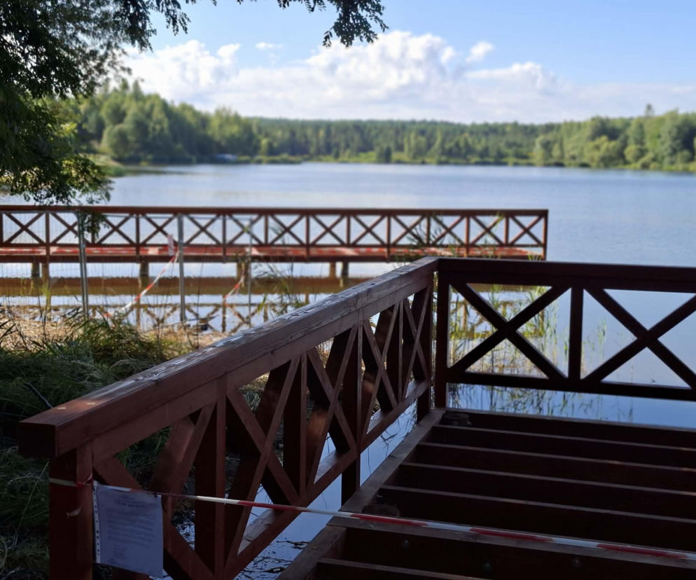 Drewniane pomosty w budowie nad zalewem Piachy w Starachowicach. O nowej inwestycji przeczytasz na Eska Starachowice.