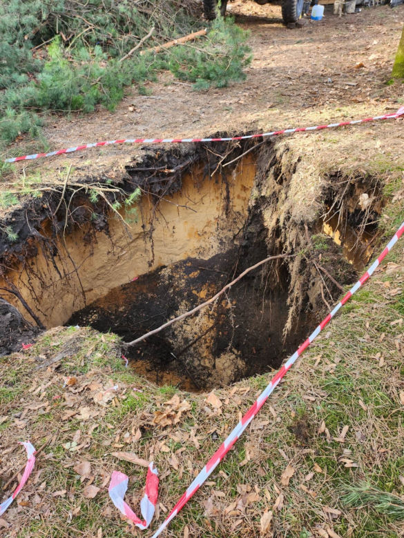 Kolejne zapadlisko na terenie osiedla w Trzebini. Pojawiło się tuż obok bloku