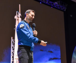 Sławosz Uznański-Wiśniewski w Toruniu. Gigantyczna kolejka pod Aulą UMK