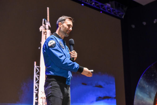 Sławosz Uznański-Wiśniewski w Toruniu. Gigantyczna kolejka pod Aulą UMK