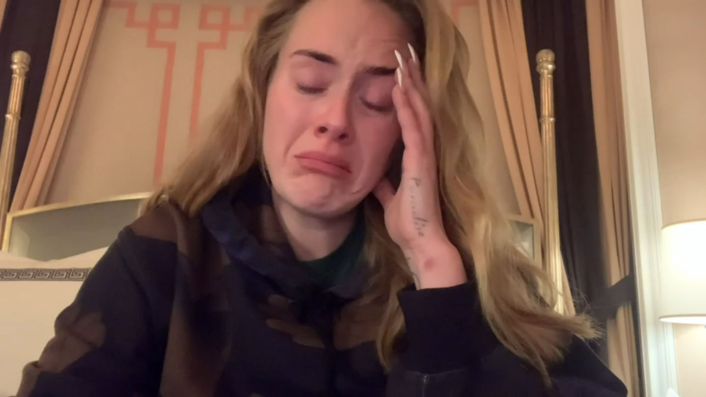 Adele odwolała koncerty bo nie chciała fruwać nad basenem na scenie