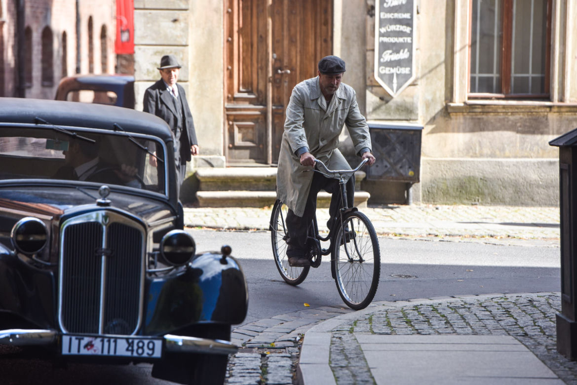 Nazistowskie symbole na starówce w Toruniu. Kręcą tam nowy film