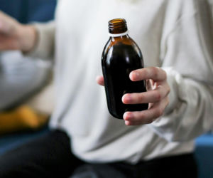 Drapie w gardle? Ten babciny syrop działa cuda, ale jeden błąd przy podawaniu może być groźny. Sprawdź przepis