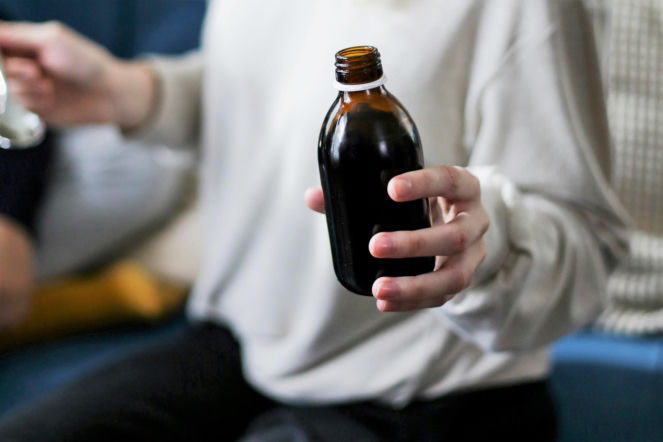 Drapie w gardle? Ten babciny syrop działa cuda, ale jeden błąd przy podawaniu może być groźny. Sprawdź przepis