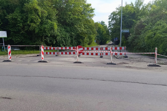 Ulica Starkiewicza zamknięta po awarii wodociągu