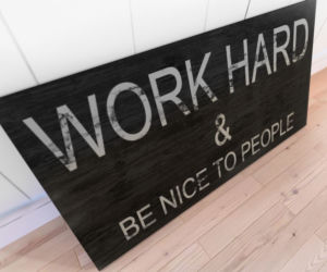 Inspiracja na kolejny piękny dzień. Tablica z napisem „WORK HARD & BE NICE TO PEOPLE” zdjecie nr 3