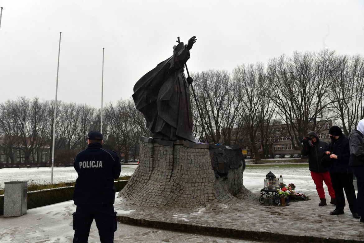 Dewastacja pomnika Jana Pawła II w Szczecinie