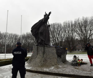 Dewastacja pomnika Jana Pawła II w Szczecinie