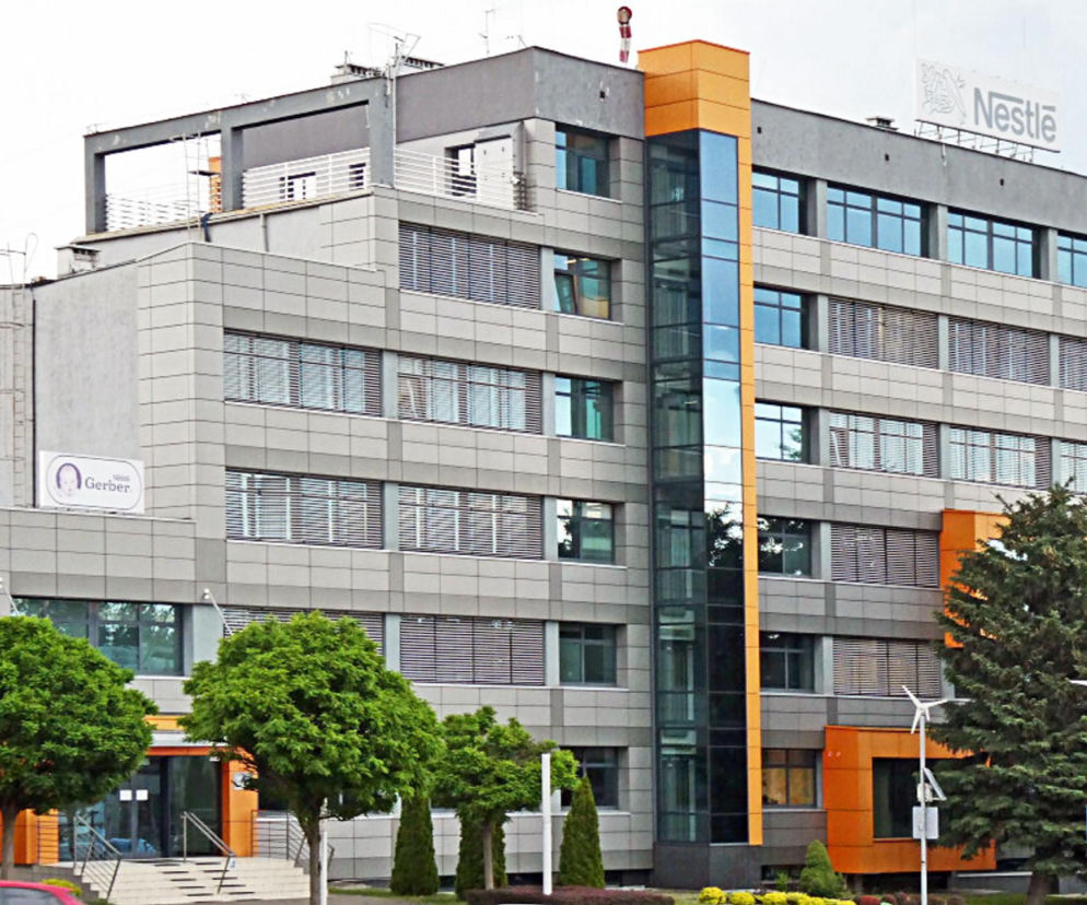 Budynek firmy Nestlé z widocznym logotypem na dachu, symbolizujący redukcję zatrudnienia i trudności finansowe giganta spożywczego. Szczegółowe informacje o planowanych zwolnieniach można przeczytać na Super Biznes.