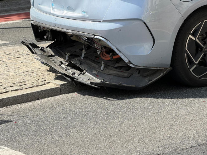 Radiowóz wjechał w elektryka. Niecodzienna kraksa w centrum Warszawy