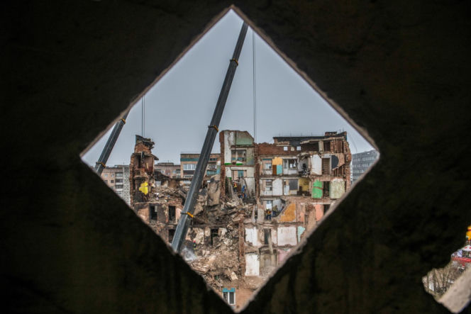 Akcja poszukiwawczo-ratownicza w miejscu uderzenia rosyjskiej rakiety manewrującej w wielopiętrowy budynek mieszkalny w Tarnopolu