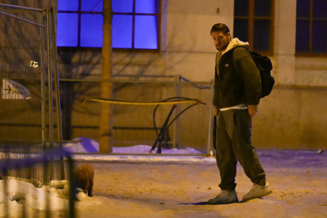 Sebastian Fabijański z pieskiem na spacerze