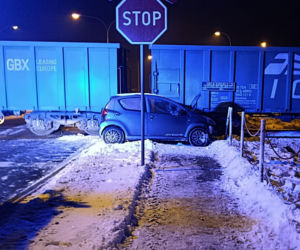 Zignorowała znak stop i wjechała pod pociąg! 40-latka cudem uniknęła śmierci