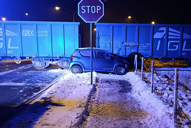 Zignorowała znak stop i wjechała pod pociąg! 40-latka cudem uniknęła śmierci