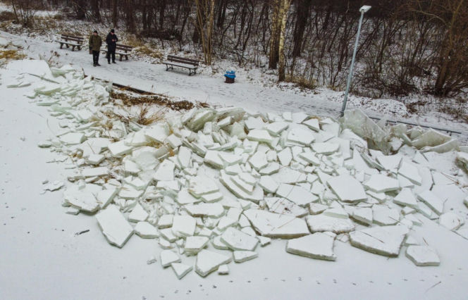 Promenada w Trzebieży zniszczona przez lód