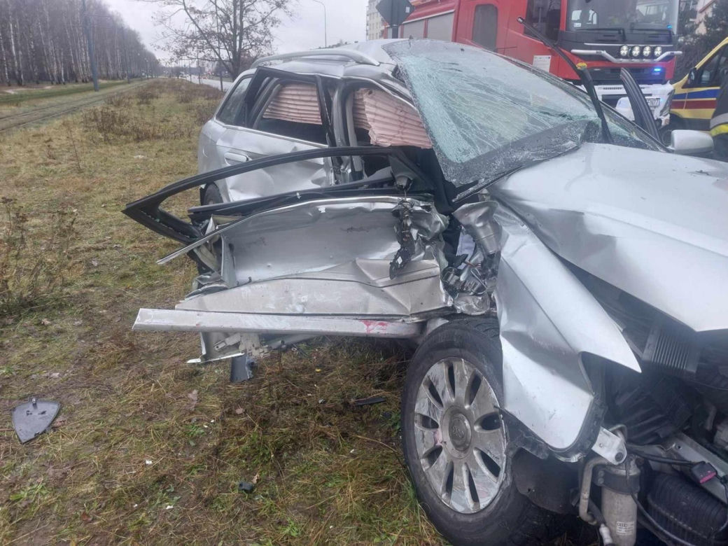 Koszmarny wypadek w Łodzi. Tramwaj i osobówka zderzyły się na Hetmańskiej [ZDJĘCIA].