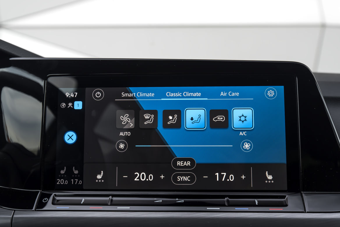 Toyota Corolla GR Sport 2.0 Hybrid Dynamic Force 184 KM e-CVT vs. Volkswagen Golf 8 1.5 eTSI 150 KM Style DSG7
