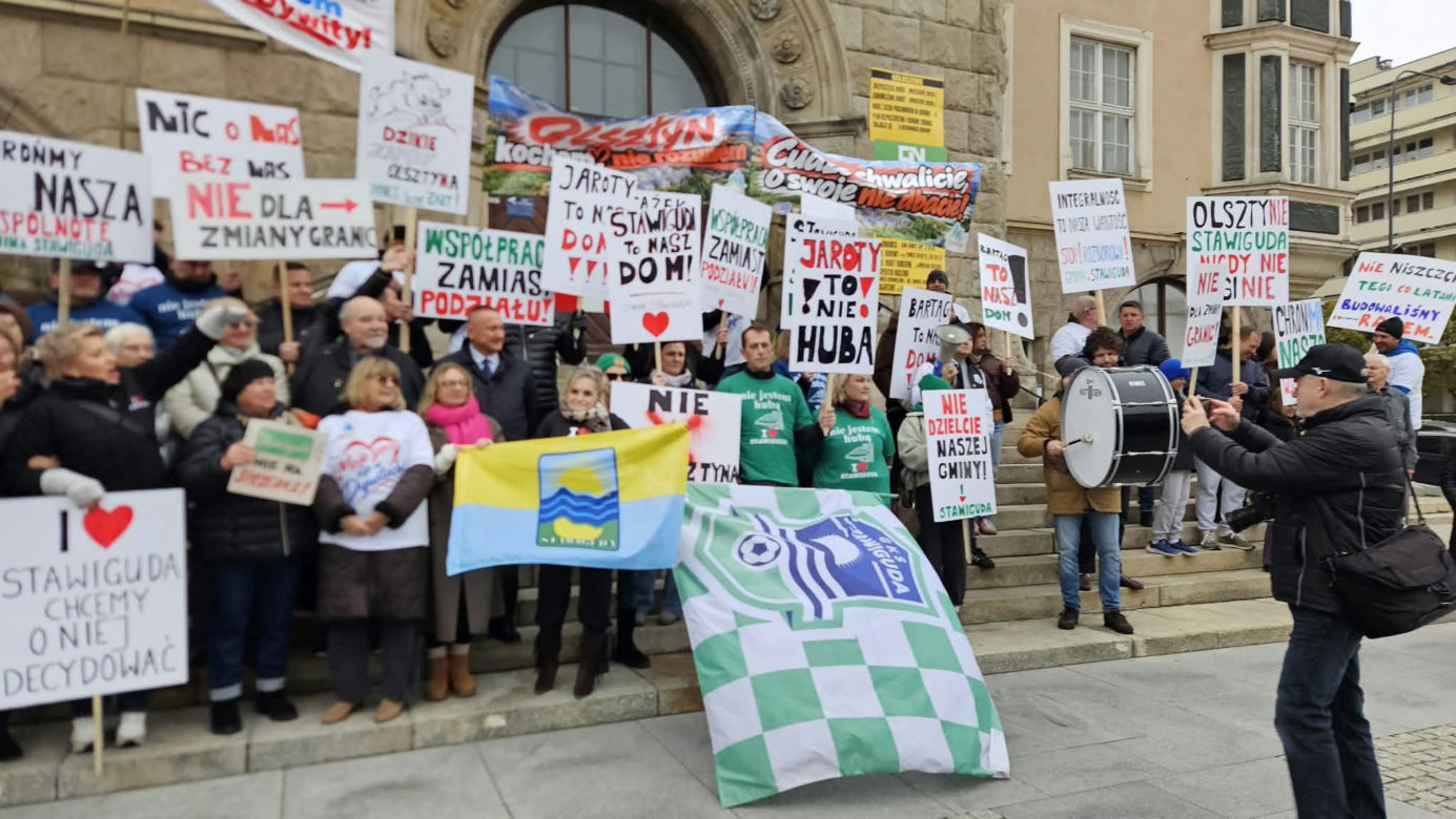 Poszerzenie granic administracyjnych Olsztyna kosztem Stawigudy i Dywit: mieszkańcy gmin protestowali przed ratuszem, byli prezydenci miasta popierają