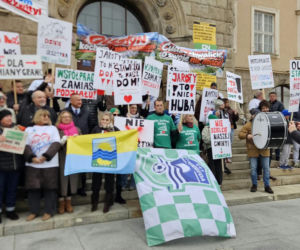 Poszerzenie granic administracyjnych Olsztyna kosztem Stawigudy i Dywit: mieszkańcy gmin protestowali przed ratuszem, byli prezydenci miasta popierają