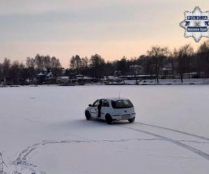 W Wodzisławiu zatonęło auto w jeziorze