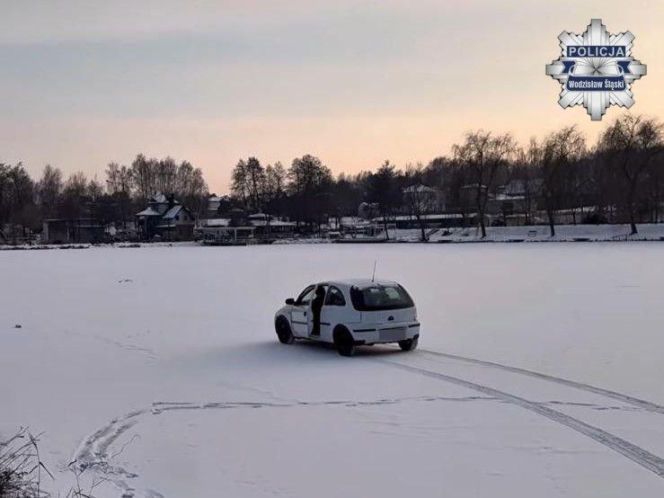 W Wodzisławiu zatonęło auto w jeziorze