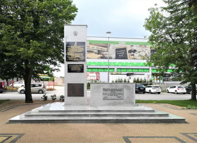 To jedno z najpiękniejszych miast w woj. łódzkim. W średniowieczu miało już swój kościół